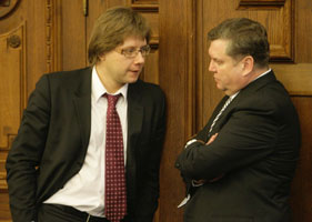 04.JPG (14185 bytes)