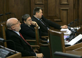 03.JPG (14477 bytes)