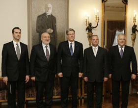 02.JPG (15662 bytes)