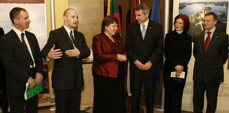 04.JPG (26008 bytes)