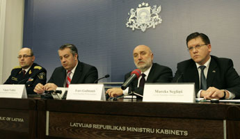 03.JPG (17217 bytes)