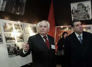 03.JPG (15554 bytes)