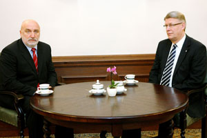 06.JPG (14331 bytes)