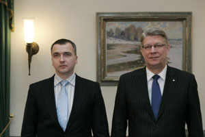 02.JPG (12194 bytes)