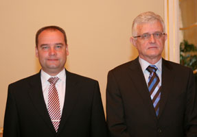 02.JPG (10534 bytes)