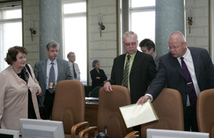 02.JPG (15620 bytes)