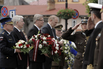 03.JPG (22941 bytes)