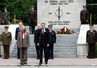 04.JPG (24044 bytes)