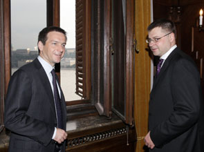 01.JPG (16329 bytes)