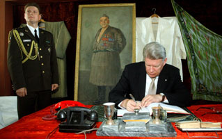 01.JPG (22116 bytes)