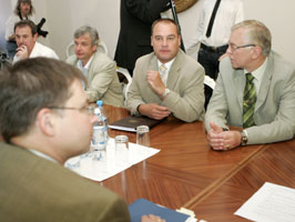 01.JPG (15524 bytes)