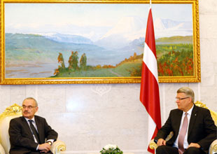 01.JPG (21088 bytes)