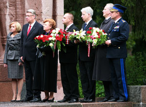 02.JPG (24277 bytes)