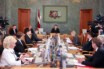 02.JPG (30365 bytes)