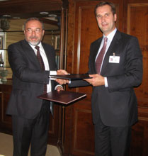 04.JPG (12278 bytes)