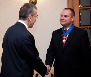 02.JPG (15352 bytes)