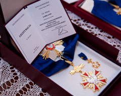 04.JPG (17034 bytes)