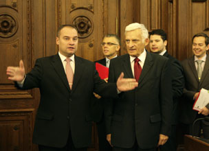 03.JPG (16446 bytes)