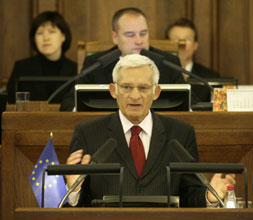 05.JPG (15380 bytes)