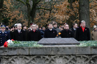 04.JPG (26359 bytes)