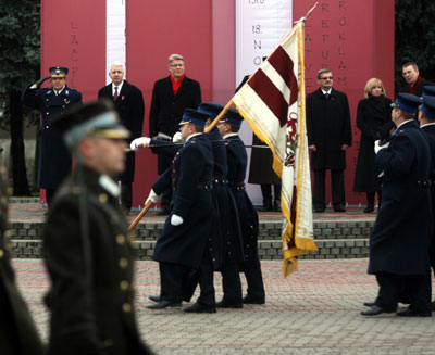 PARADE.JPG (33901 bytes)