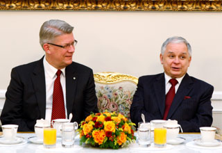 00.JPG (21657 bytes)