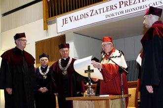 01.JPG (24202 bytes)