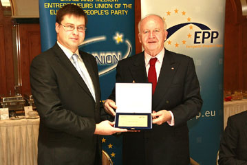 DOMBROVSKIS.JPG (24592 bytes)