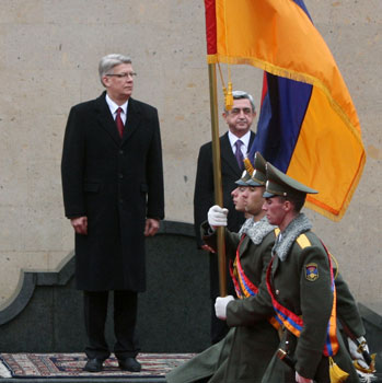 02.JPG (29231 bytes)