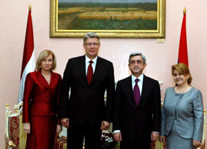 01.JPG (18387 bytes)