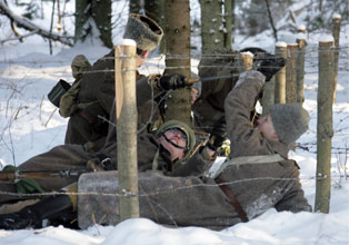 02.JPG (24098 bytes)