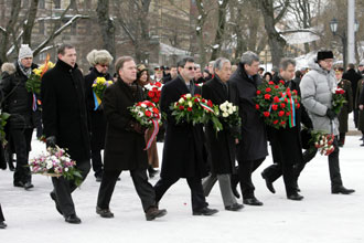 01.JPG (25974 bytes)