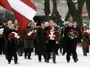 02.JPG (21724 bytes)