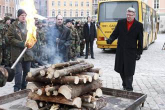 03.JPG (29430 bytes)