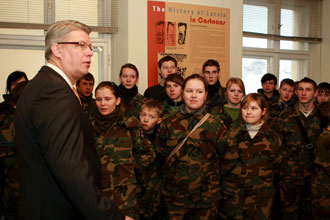 05.JPG (23193 bytes)