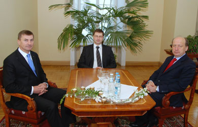 01.JPG (30090 bytes)